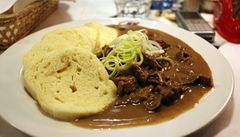 Hov�zí rag� na houbách s houskovým knedlíkem