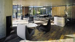 Díky p�ístupu sv�tla do interiéru skrze otvory ve st�e�e se uvnit� necítíte stísn�n�, p�esto�e sv�tlá vý�ka vnit�ního prostoru nep�esahuje zákonné minimum (2,65 m)