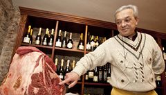 Chovatel plemene skotu Marchigiana Domenico Celli p�i prezentaci v restauraci La Finestra 