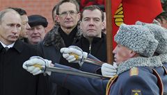 Ruský prezident D. Medvedv a premiér V. Putin pi kladení vnc u hrobu neznámého vojína v Moskv. 