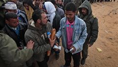 Egyptští dělníci prchající z Libye čekají na jídlo v uprchlickém táboře na tunisko-libyjské hranici.  | na serveru Lidovky.cz | aktuální zprávy