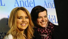 Andl 2010. Zpvaky Lucie Vondráková (vlevo) a Marta Jandová pózují ped zaátkem veera