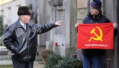 U hrobu Klementa Gottwalda a dalích prominent KS na praských Olanských hbitovech se konala pietní akce pi píleitosti výroí komunistického pevratu v roce 1948. . Na snímku vpravo je antikomunistický aktivista a publicista Jan inágl. 