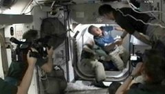 U Mezinárodní vesmírné stanice (ISS) úspn zakotvil americký raketoplán Discovery