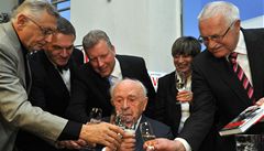 Legendárnímu re�isérovi gratuloval i prezident Klaus, nebo jeho �ák Ji�í Menzel. 