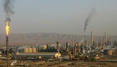 Jedna z nejvtích iráckých ropných rafinerií v Bajdí (ilustraní fotografie).