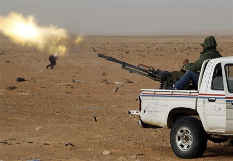 Libyjský rebel pálí protiletadlovým kulometem. 