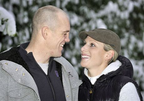 Nejstarí královnina vnuka Zara Phillipsová a její snoubenec Mike Tindall.