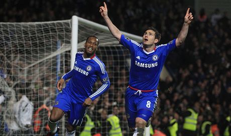Chelsea - Manchester United (vlevo Drogba, vpravo Lampard)