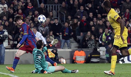 Messi střílí první branku.
