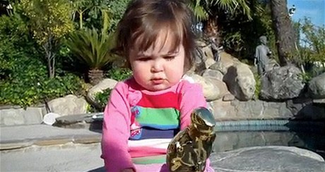 Malá Lara Eganová se soškou Oscara