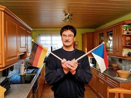 Steffen Steinbach ve kuchyni, která podle mapy leí v Nmecku, obývák u má rodina v esku.