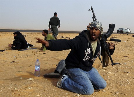 Rebelové bojují s armádou nedaleko msta Rás Lanúf, kde leí významný ropný terminál