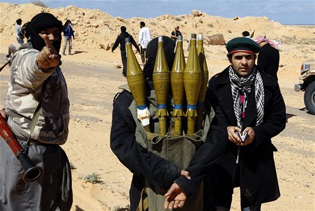 Libyjt rebelov s raketami nedaleko Bin Davdu, o kter v nedli tvrd bojovali s vldnmi jednotkami. 