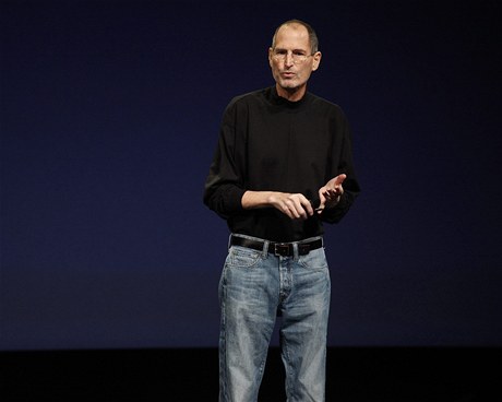 Steve Jobs, f firmy Apple, pedstavuje iPad 2 v San Francisku.  