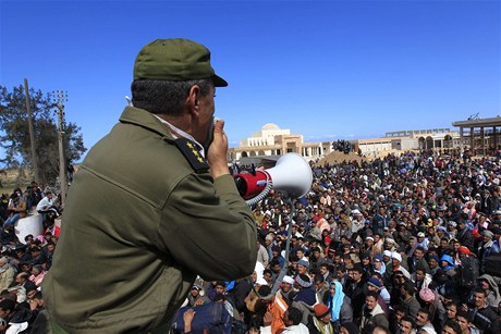 Tunisk vojk ukliduje uprchlky na hraninm pechodu