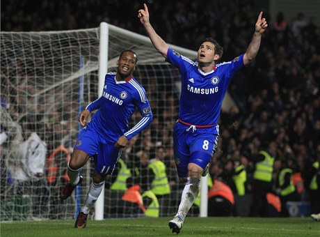Chelsea - Manchester United (vlevo Drogba, vpravo Lampard)