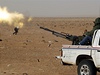 Libyjský rebel pálí protiletadlovým kulometem. 