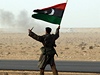 Odprce libyjského reimu drí vlajku pedkaddáfíovské Libye. 