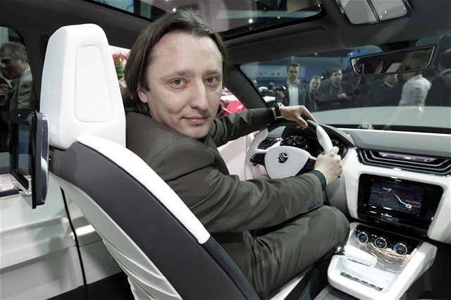 �éfdesignér automobilky �koda Auto Jozef Kaba� v kabin� konceptu �koda Vision D