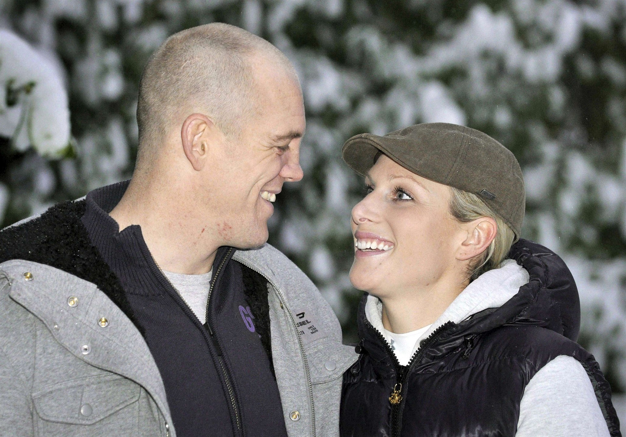 Nejstar�í královnina vnu�ka Zara Phillipsová a její snoubenec Mike Tindall.