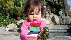 Malá Lara Eganová se so�kou Oscara