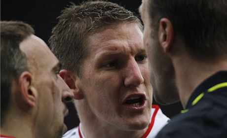 Freiburg - Bayern (Schweinsteiger diskutuje s rozhodím).