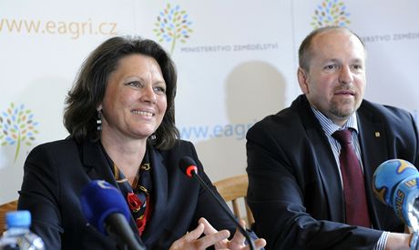 Ministr zemdlství Ivan Fuksa a nmecká ministryn zemdlství Ilse Aignerové se 11. bezna v Praze vyjádili ke spolené zemdlské politice po roce 2013 a k problematice produkce a zpracování mléka a bioenergie. 