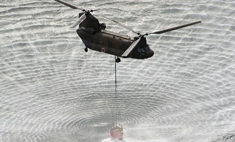Japonci shazují na elektrárnu vodu z vrtulník
