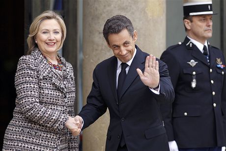 éfka americké diplomacie Hillary Clintonová a francouzský prezident Nicolas Sarkozy na summitu v Paíi.  
