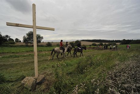 V míst údajného hrobu Nmc popravených koncem kvtna 1945 v lokalit Budínka u Dobronína na Jihlavsku nainstalovala v noci na 18. srpna 2010 skupina tamních obyvatel tímetrový devný kí.