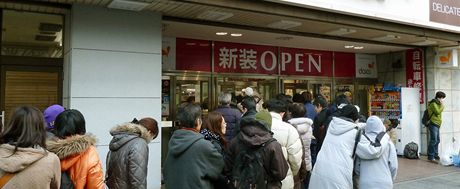 Zákazníci ve front ped supermarketem ve mst Sendai 