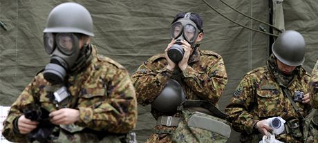 Japontí vojáci s ochrannými maskami v Nihonmatsu v prefektue Fukuima
