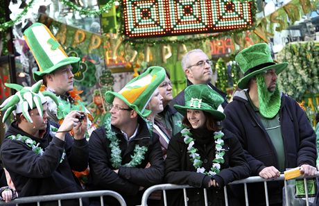 Návtvníci New Yorku pozorují tradiní prvod oslavy Svatého Patrika.