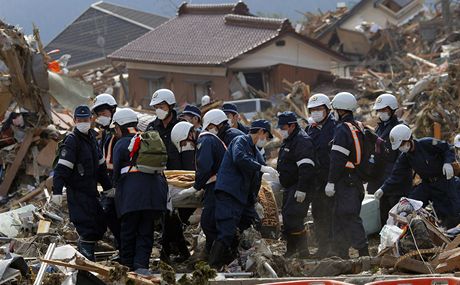 Zkáza v Japonsku: záchranái prohledávají trosky msta Rikuzentakata.