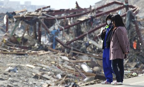 Zkáza v Japonsku: dívky sledují, co udlalo tsunami s jejich mstem.