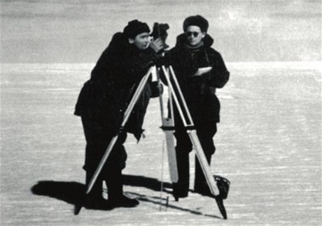 Antonín Mrkos (vlevo) a Stanislav Bártl vymují polohu v oblasti Lazarevova ledovce. 
