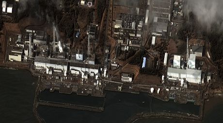 Satelitní snímek jaderné elektrárny Fukiima po pokození