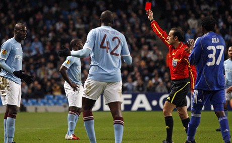 Manchester City - Dynamo Kyjev (ervená karta pro Balotelliho).