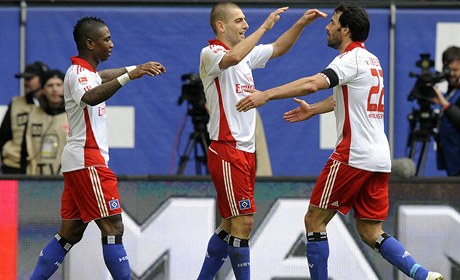 Hamburk - Kolín (Van Nistelrooy se spoluhráči slaví gól).