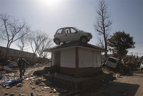 Japonsko postihlo ničivé zemětřesení a tsunami.