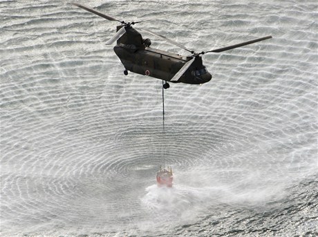 Japonci shazují na elektrárnu vodu z vrtulník