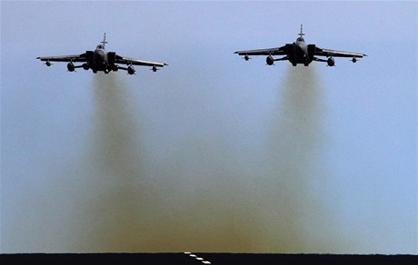 Dva letouny typu Tornado britsk RAF, kter maj steit bezletovou znu nad Liby.