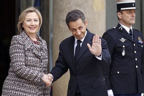 fka americk diplomacie Hillary Clintonov a francouzsk prezident Nicolas Sarkozy na summitu v Pai.  