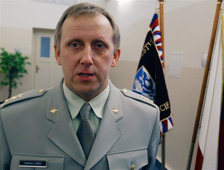 Ministr obrany Alexandr Vondra postavil kvli ptenmu zsahu v budov esk televize mimo slubu fa Vojensk policie Vladimra Loka 