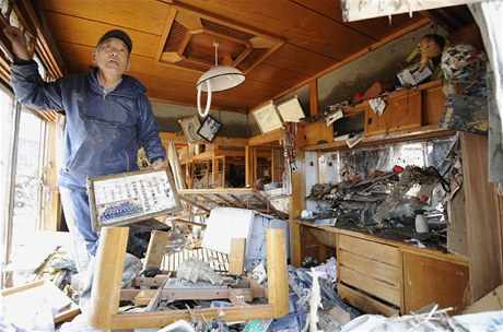 Japonec uklízí ve svém zničeném domě