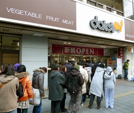 Zákazníci ve frontě před supermarketem ve městě Sendai 