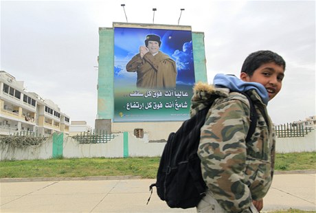 Libyjský kolák ped portrétem Kaddáfího v Tripolisu