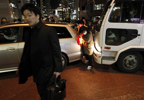 V Japonsku nastal po zemtesení zmatek, nefungovaly mobily, ani doprava.