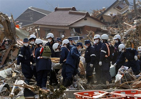 Zkáza v Japonsku: záchranáři prohledávají trosky města Rikuzentakata.